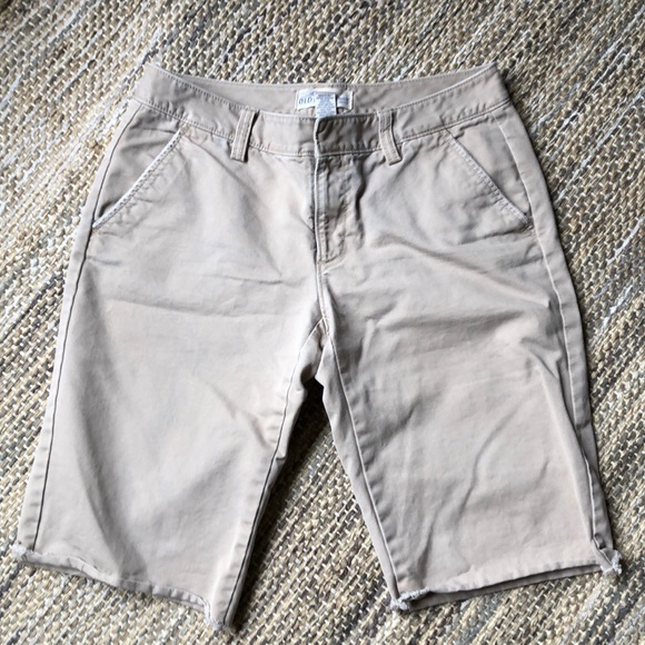 Old Navy women’s tan khaki Bermuda shorts - Picture 1 of 3